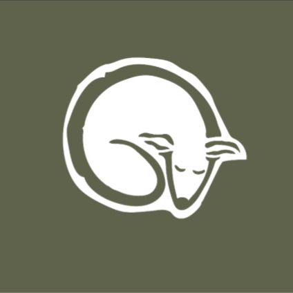 Ein weißes kreisförmiges Symbol zeigt eine schlafende Katze mit geschlossenen Augen auf grünem Hintergrund.