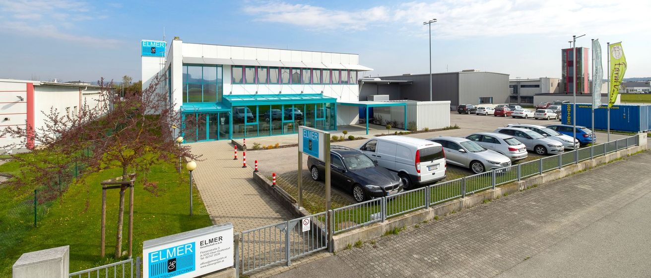 Bild enthält, Car, Car Dealership, Transportation, Vehicle, Outdoors, Aerial View, Machine, Wheel, Tennis, Tennis Ball