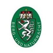 Bild enthält, Logo, Badge, Symbol, Person, Can, Tin