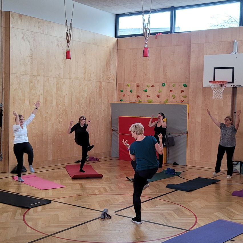 Bild enthält, Person, Adult, Male, Man, Playing Basketball, Basketball Game, Face, Head, Working Out, Fitness