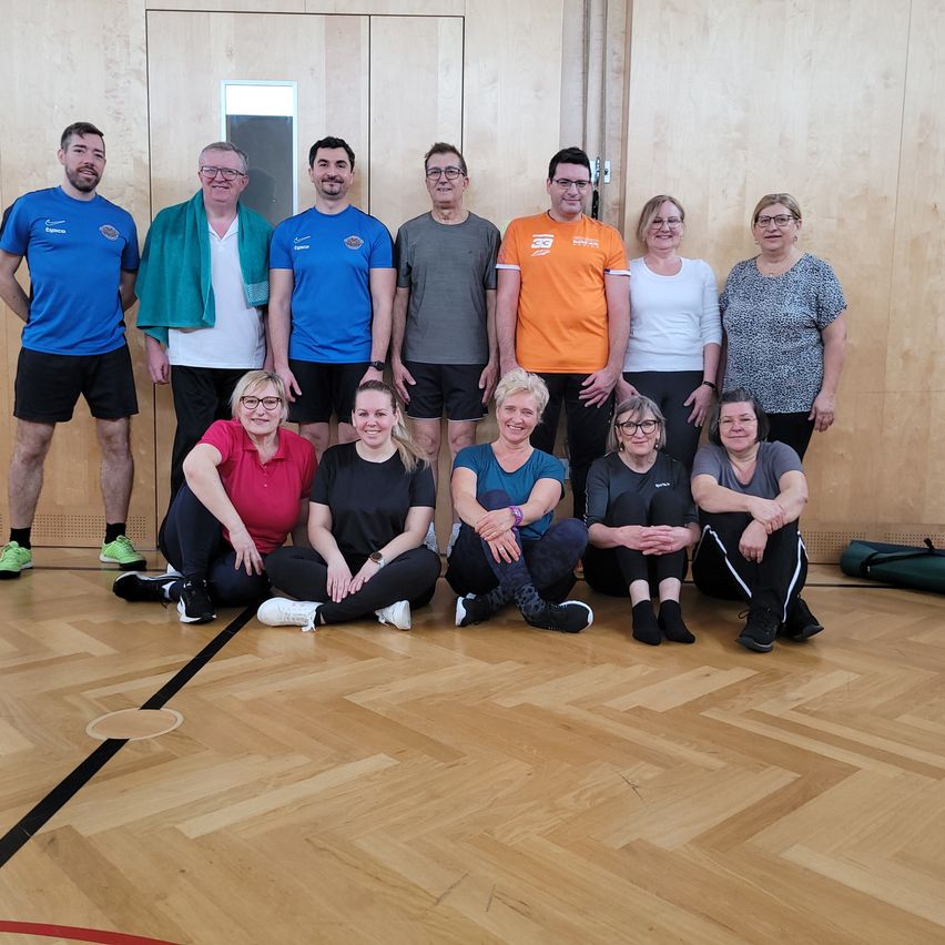 Bild enthält, Floor, Flooring, People, Person, Wood, Groupshot, Hardwood, Adult, Female, Woman