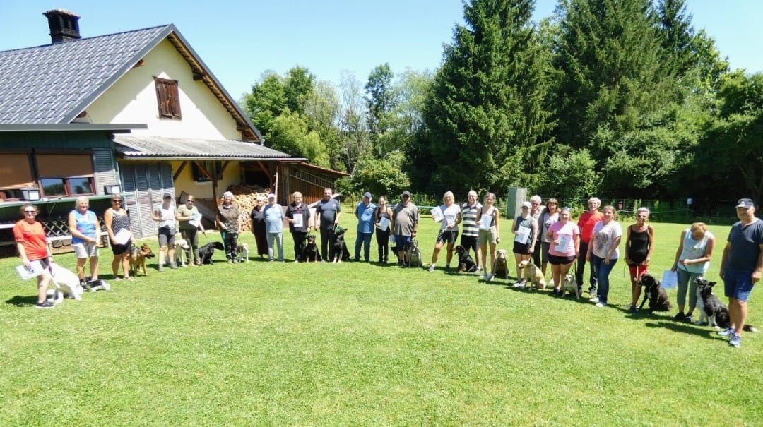 Bild enthält, Grass, Outdoors, Shelter, People, Person, Tree, Hat, Vegetation, Nature, Backyard