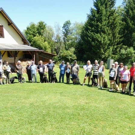 Bild enthält, Grass, Outdoors, Shelter, People, Person, Tree, Hat, Vegetation, Nature, Backyard