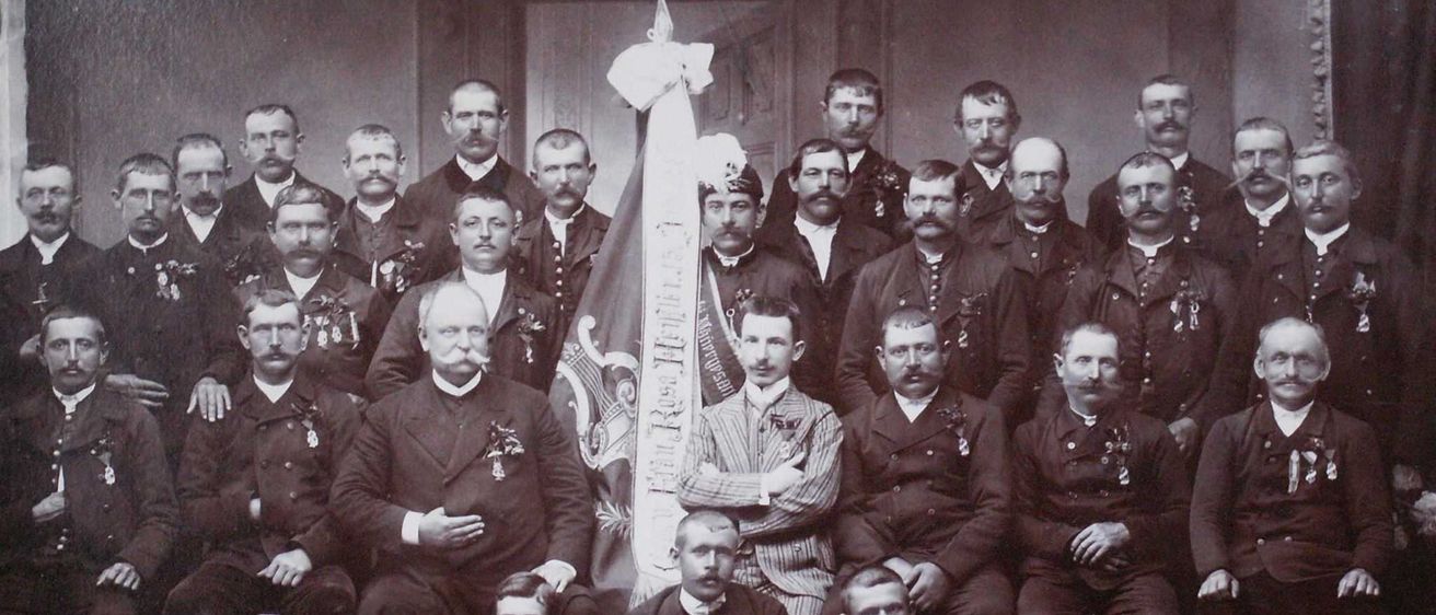 Bild enthält, People, Person, Adult, Male, Man, Cross, Tie, Face, Crowd, Glove