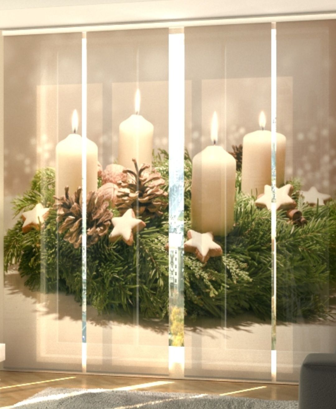 Ein Foto einer Fensterdekoration zeigt einen Kranz mit vier brennenden Kerzen, Tannenzapfen und sternförmigen Keksen vor einem verschneiten Hintergrund.