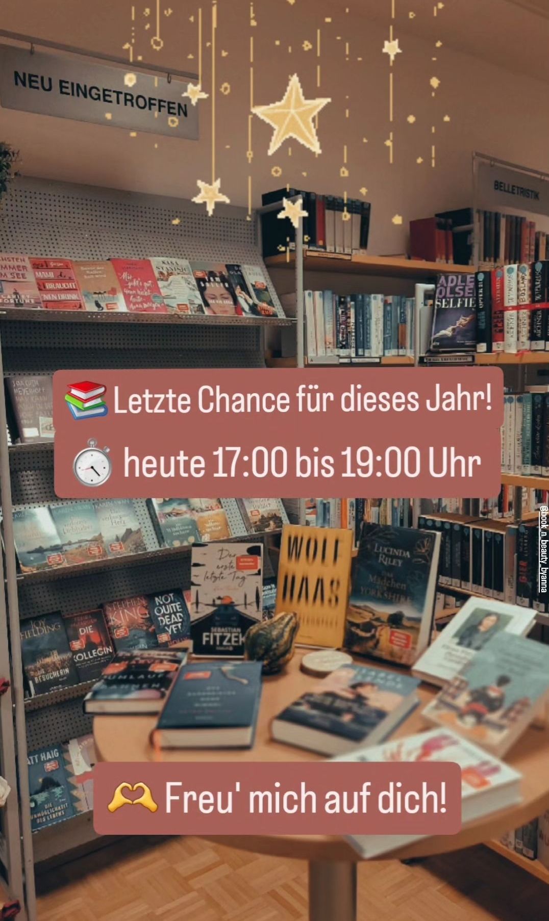 Bücherregale in einem Buchladen voller verschiedener Bücher. Ein Schild steht 'Letzte Chance für dieses Jahr! Heute 17:00 bis 19:00'.