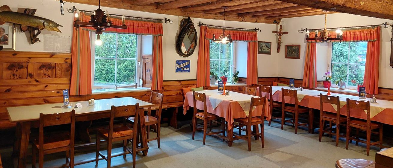 Bild enthält, Wood, Indoors, Interior Design, Restaurant, Hardwood, Dining Table, Table, Dining Room, Stained Wood, Chair