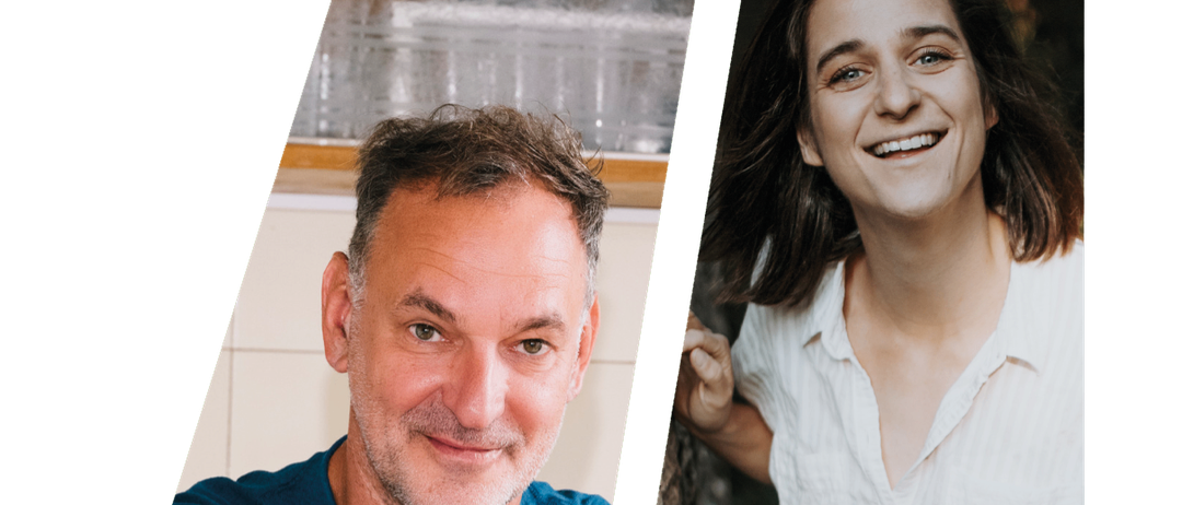 Ein Mann in einem blauen T-Shirt und eine Frau in einem weißen Hemd lächeln und scheinen für ein Foto zu posieren.