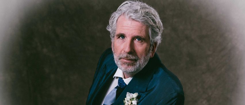 Bild enthält, Flower, Flower Arrangement, Flower Bouquet, Person, Photography, Portrait, Adult, Male, Man, Suit