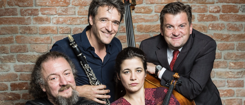 Bild enthält, Adult, Male, Man, Person, Musical Instrument, Face, Suit, Violin, Group Performance, People