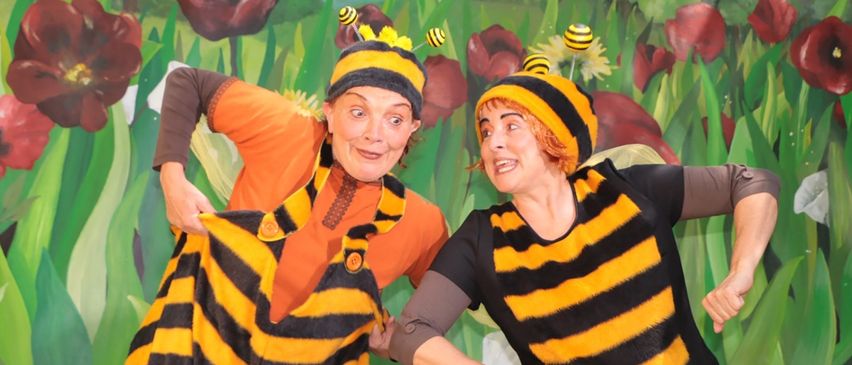 Bild enthält, Person, Photography, Portrait, Adult, Female, Woman, Hat, Flower, T-Shirt, Petal