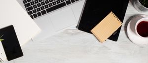 Bild enthält, Furniture, Table, Indoors, Interior Design, Plant, Computer Keyboard, Electronics, Hardware, Mobile Phone, Laptop