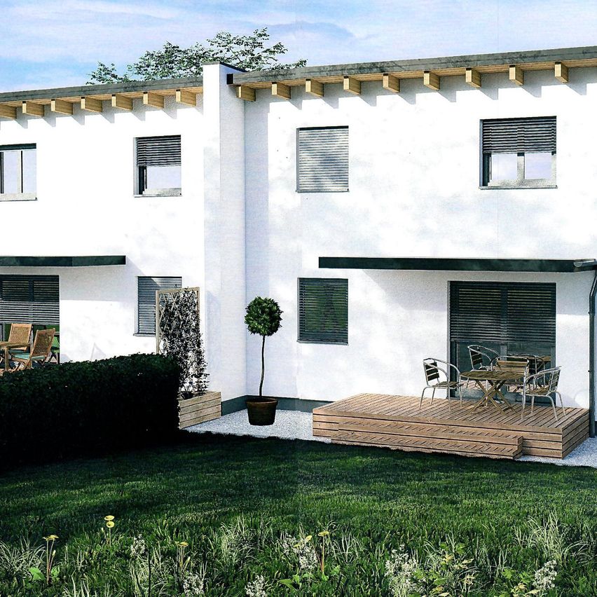 Bild enthält, Building, House, Housing, Villa, Porch, Plant, Grass, Chair, Dining Table, Portico