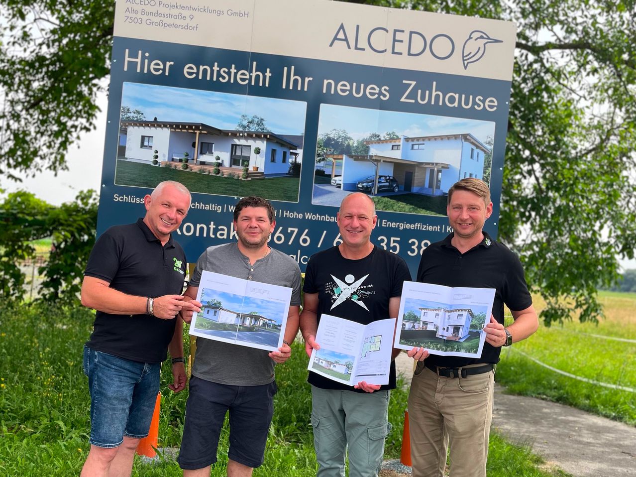 Bild enthält, Advertisement, Poster, T-Shirt, Pants, Adult, Male, Man, Person, Shorts, Jeans