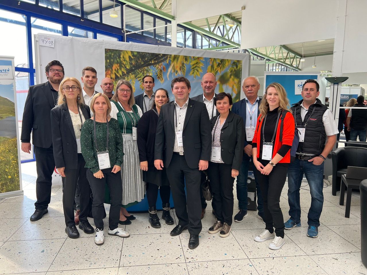 Bild enthält, Groupshot, Person, Jeans, Adult, Male, Man, Jacket, Shoe, Suit, Woman