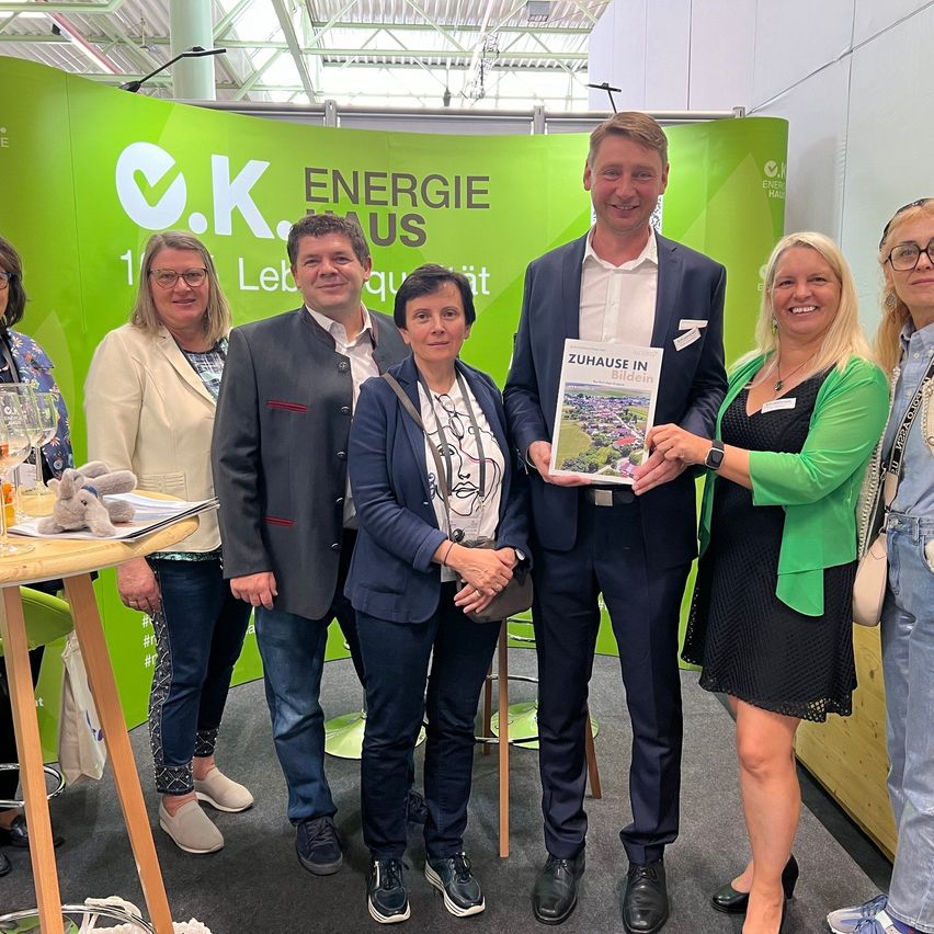 Bild enthält, Groupshot, Person, Adult, Female, Woman, Coat, Male, Man, Jeans, Skirt