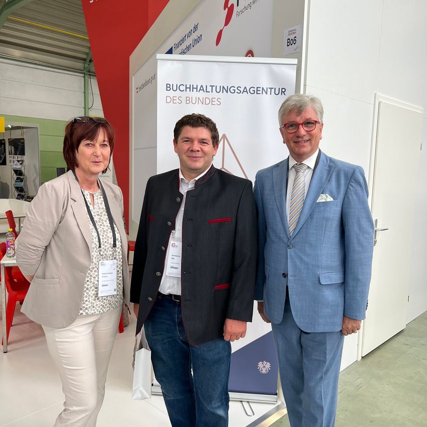 Bild enthält, Groupshot, Person, Adult, Male, Man, Pants, Coat, Suit, Face, Shoe