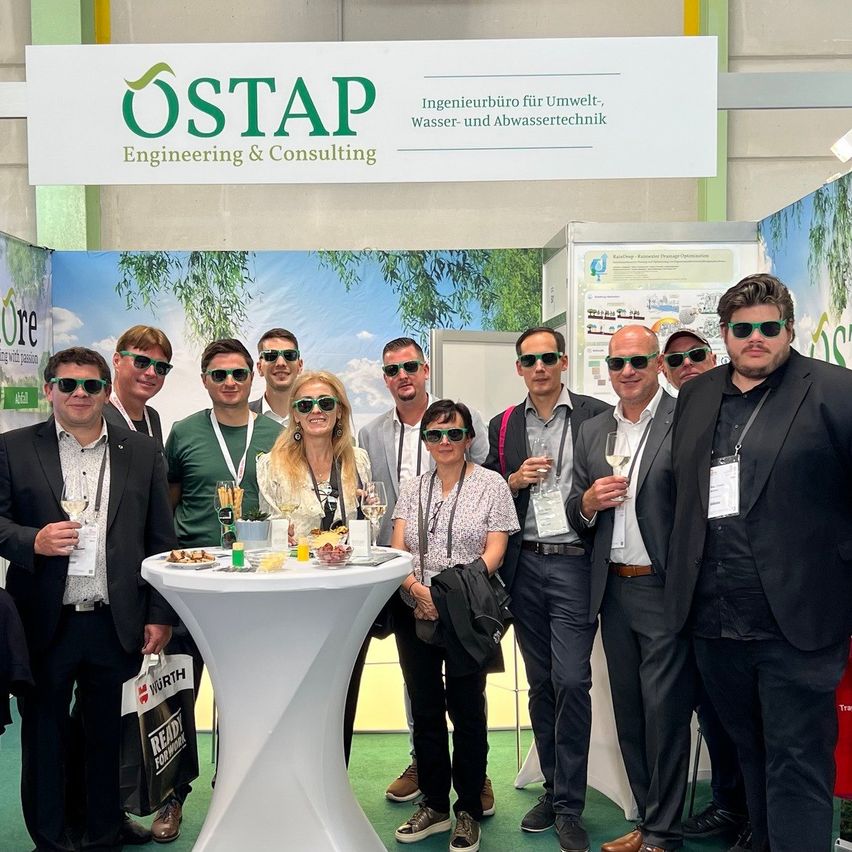 Bild enthält, Groupshot, Person, Adult, Female, Woman, Male, Man, People, Crowd, Jeans