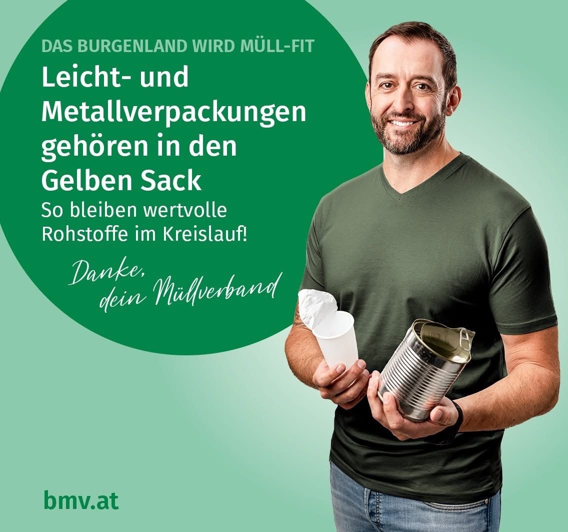 Bild enthält, Clothing, T-Shirt, Advertisement, Poster, Photography, Cup, Disposable Cup