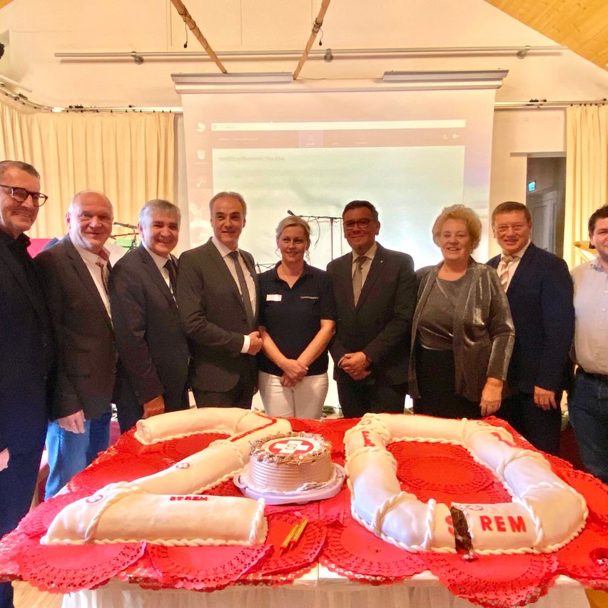 Bild enthält, People, Person, Adult, Female, Woman, Blazer, Jacket, Male, Man, Suit