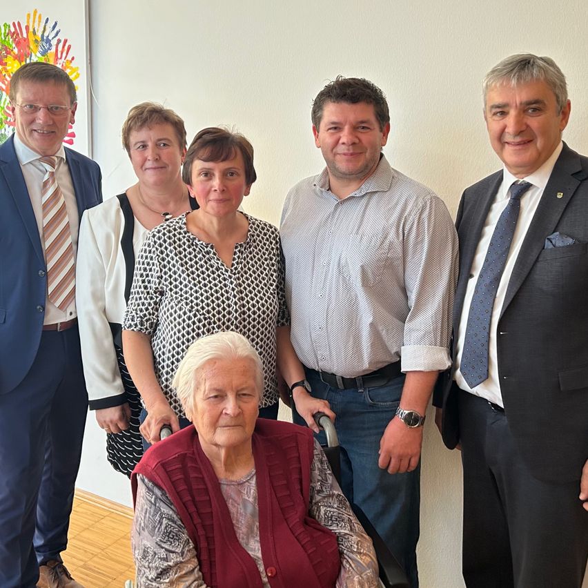 Bild enthält, Adult, Female, Person, Woman, Groupshot, People, Male, Man, Suit, Tie