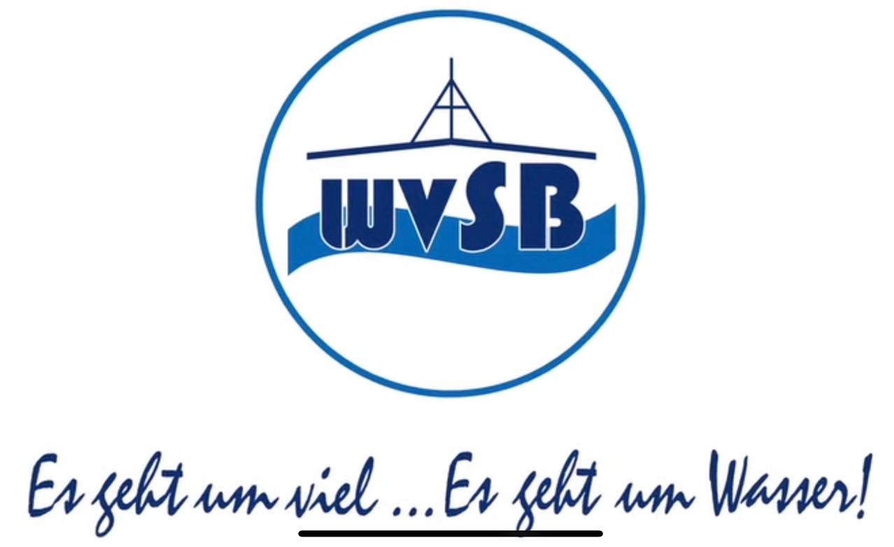 Ein kreisförmiges Logo mit blauen und weißen Farben, das einen Turm und ein Schiff in der Mitte zeigt, mit dem Text 'WVSB' prominent angezeigt. Unter dem Logo steht eine Phrase, die lautet '...Es geht um viel mehr...'