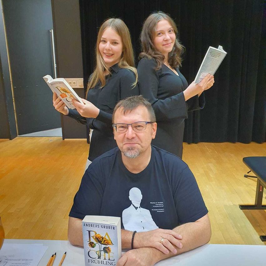 Bild enthält, Person, Photography, Portrait, T-Shirt, Pen, Glasses, Adult, Female, Woman, Man