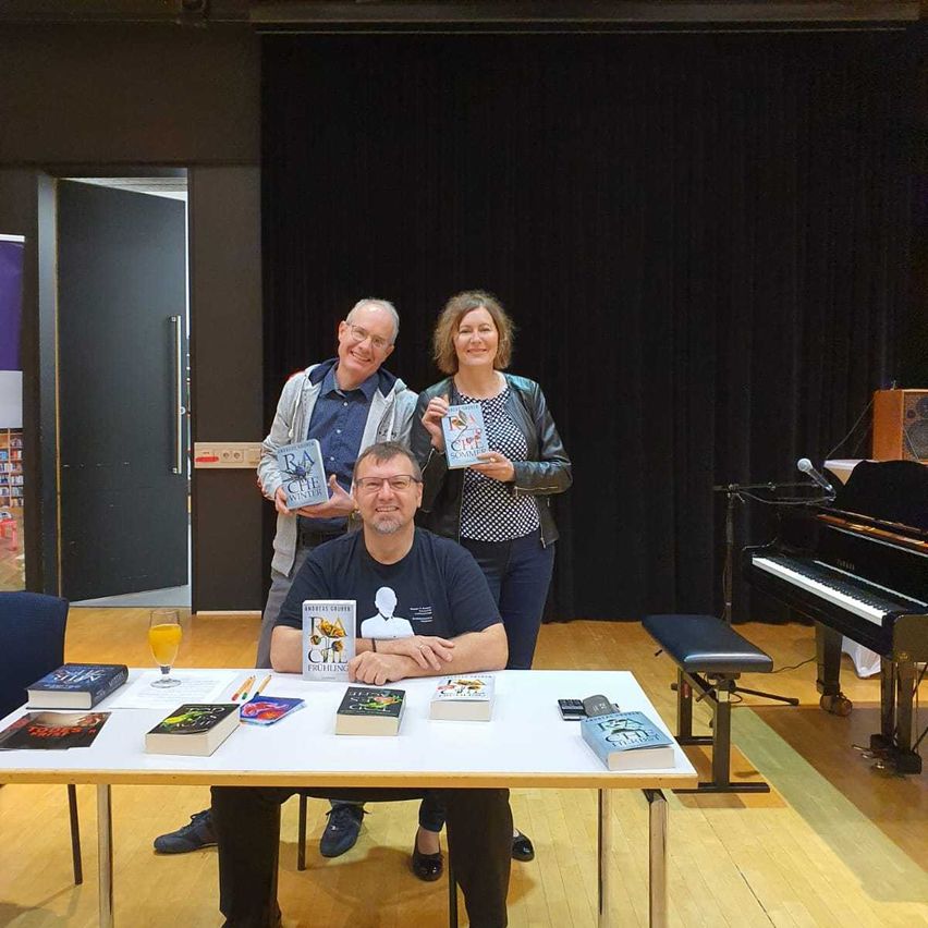 Bild enthält, Piano, Adult, Female, Person, Woman, Table, Male, Man, Portrait, Shoe