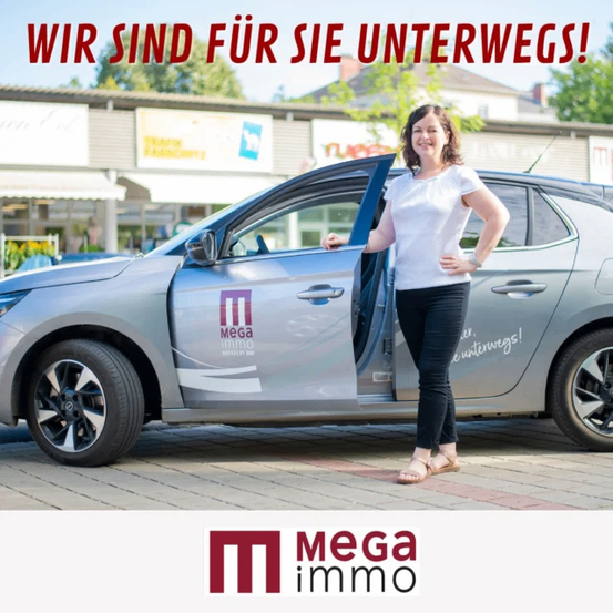 Eine lächelnde Frau steht neben einem silbernen Auto mit einem Logo. Der Text oben lautet 'Wir sind für sie unterwegs!' Im Hintergrund ist ein Gebäude mit Schildern zu sehen.