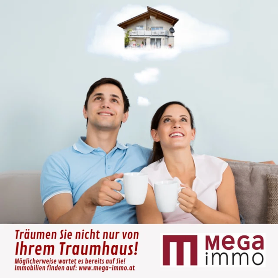 Ein Mann und eine Frau sitzen auf einem Sofa und halten Kaffeetassen. Ein Haus erscheint in einer Wolke über ihnen. Der Text lautet 'Träumen Sie nicht nur von Ihrem Traumhaus!' Die Website für Immobilien ist www.mega-immo.at.