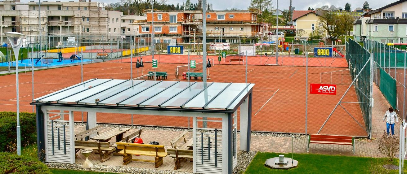 Bild enthält, Person, Bench, Car, Dugout