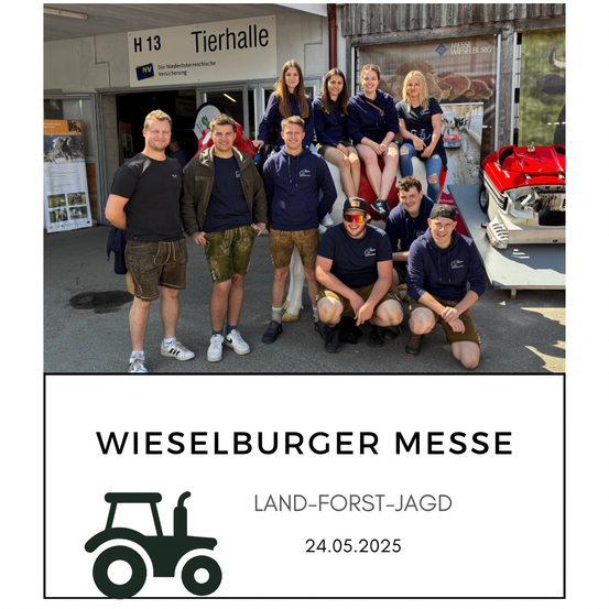 Eine Gruppe von Männern in Shorts und Sneakers auf der Wieselburger Messe. Ein Traktorlogo und das Datum 24.05.2025 sind zu sehen.