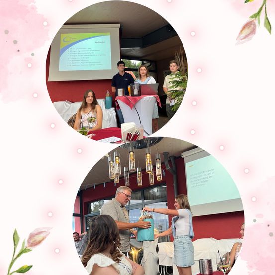 Zwei Fotos zeigen eine Veranstaltung mit Menschen. Ein Foto zeigt eine Gruppe von Menschen, die an einem Tisch sitzen, mit einer Projektionsleinwand im Hintergrund. Ein anderes Foto zeigt einen Mann, der einer Frau ein Geschenk überreicht.