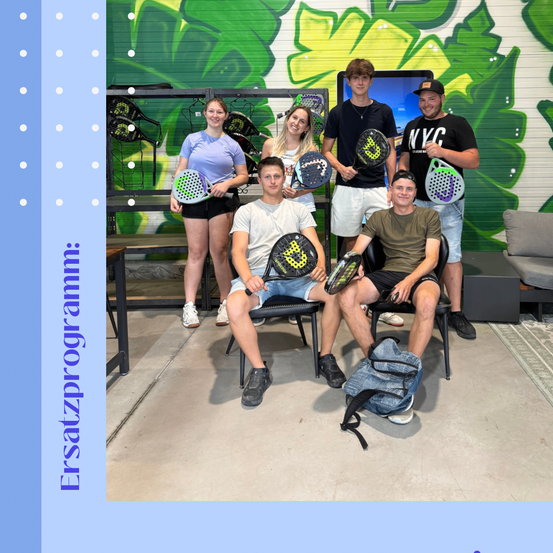 Eine Gruppe von Menschen in einem Raum mit grünen Blättern an der Wand, die Tennisschläger halten. Zwei sitzen, drei stehen.