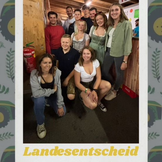 Eine Gruppe von Menschen posiert für ein Foto in einem Raum mit Holzwänden und einem Coca-Cola-Schild auf der Theke.