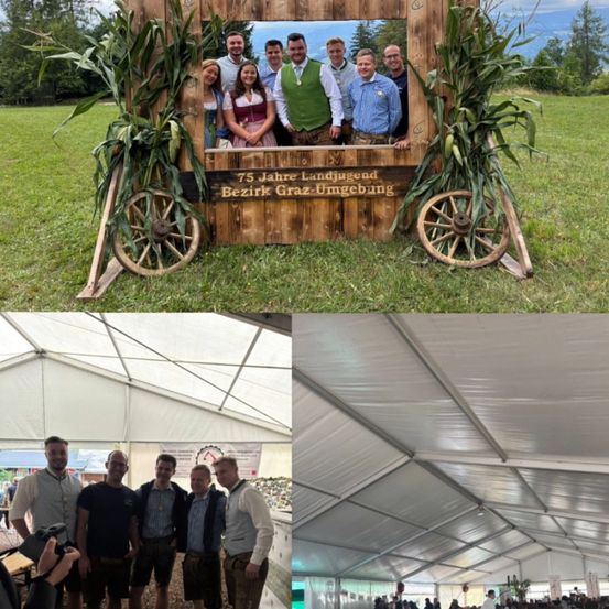 Eine Gruppe von Männern und Frauen in traditioneller bayerischer Kleidung posiert in einem Holzstand mit einem Schild, auf dem '75 Jahre Landwirtschaft Bezirks Graz-Umgebung' steht. Unten ist ein Foto von Menschen in einem Zelt zu sehen, einige mit Kameras.