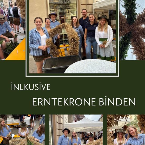 Eine Collage von Menschen im Freien zeigt ein zentrales Bild von Frauen, die eine Girlande halten, mit dem Textüberlagerung 'Inklusive Erntekrone Binden'. Umgebende Bilder zeigen Menschen in lässiger Kleidung, einige halten dekorative Gegenstände, und verschiedene Hintergründe, einschließlich Zelte und Gebäude.