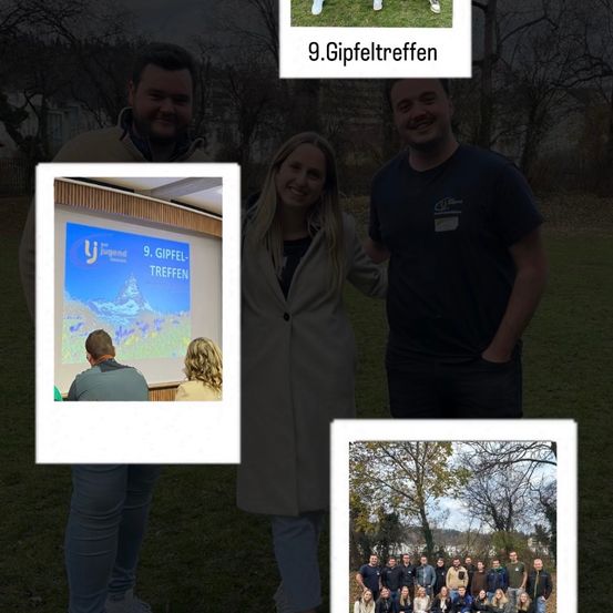 Gruppenfoto vom 9. Jugendtreffen im Gipfeldertreff. Eine Gruppe von Menschen posiert vor einer Präsentationsleinwand.