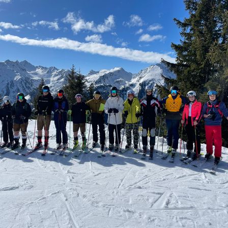 Bild enthält, Nature, Outdoors, Helmet, Glove, Person, Shoe, Snow, Skiing, Glasses, Hat