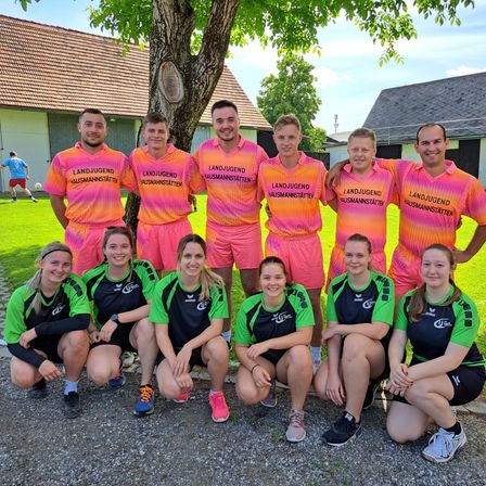 Bild enthält, People, Shelter, Shorts, Grass, Photography, Portrait, Neighborhood, Summer, T-Shirt, Backyard