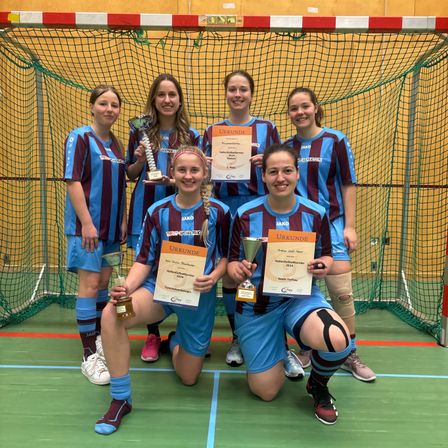 Bild enthält, People, Person, Shorts, Team, Adult, Female, Woman, Shoe, Face, Tennis Racket