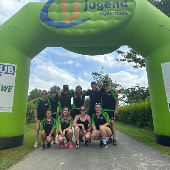 Bild enthält, Grass, Park, People, Person, Shorts, T-Shirt, Adult, Female, Woman, Summer