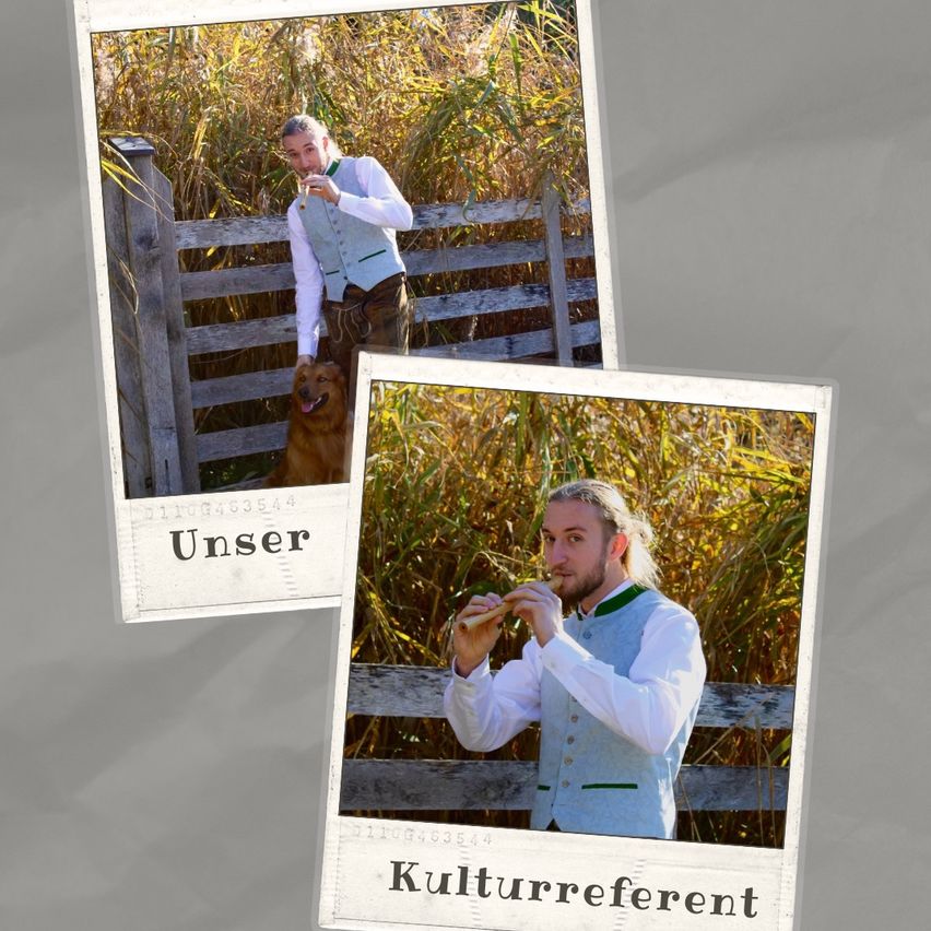 Ein Mann in traditioneller Kleidung spielt Flöte, während er neben einem Holzzaun steht, begleitet von einem braunen Hund. Der Hintergrund zeigt hohes Gras. Ein weiteres Bild zeigt einen Mann, der Flöte spielt, mit dem Wort 'Kulturreferent' im Vordergrund.