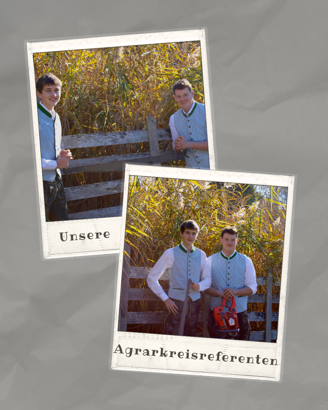 Zwei Fotos von jungen Männern in traditioneller Kleidung, die hinter einem Zaun mit hoher Vegetation stehen. Ein Foto zeigt einen einzelnen Mann, das andere zwei Männer, wobei einer eine Kettensäge hält.