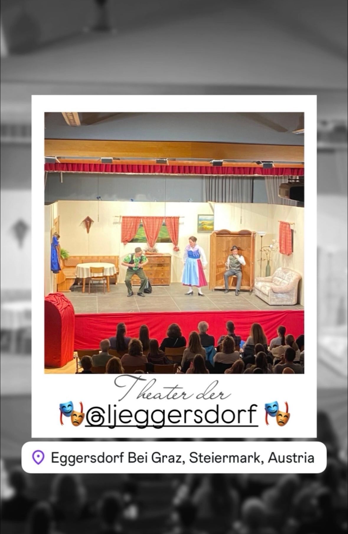 Drei Schauspieler treten auf einer Bühne mit rotem Vorhang im Hintergrund auf. Zwei Frauen und ein Mann sind auf der Bühne. Das Publikum sitzt vor der Bühne. Das Bild hat einen Wasserzeichen, der 'Theater der @lieggersdor' lautet.