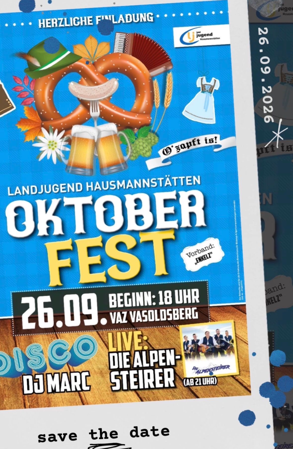Plakat für das Oktoberfest der Landjugend Hausmannstätten. Datum: 26.09. Beginn: 18 Uhr. Ort: Vaz Voßlberg. Live-Auftritt von Die Alpenstierer.
