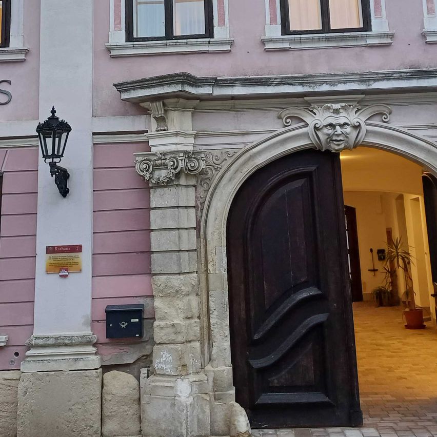 Bild enthält, Housing, Urban, House, Window, Portico, City, Gate, Arch