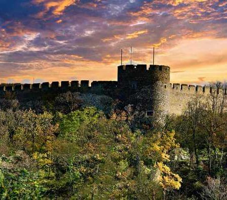 Bild enthält, Architecture, Building, Castle, Fortress, Nature, Outdoors, Scenery, Landscape