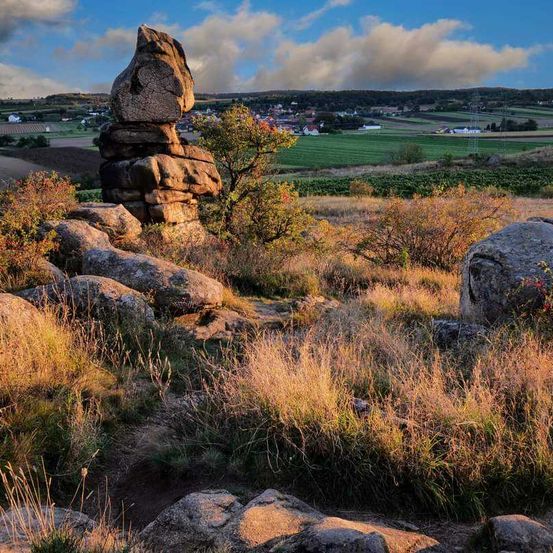 Bild enthält, Nature, Outdoors, Wilderness, Rock, Landscape, Scenery, Ground, Vegetation, Grassland, Grass