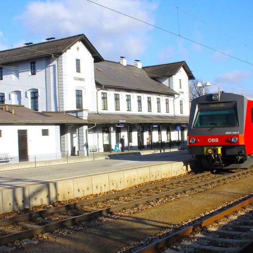 Bild enthält, Terminal, Railway, Train, Train Station, Vehicle, Building, Person